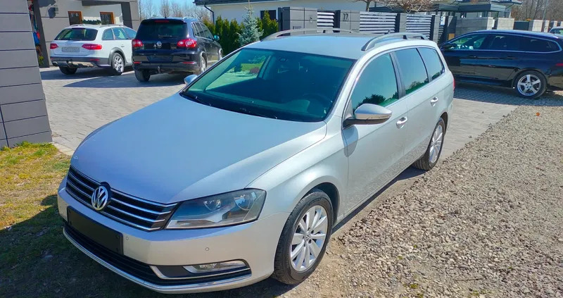 samochody osobowe Volkswagen Passat cena 28400 przebieg: 231000, rok produkcji 2012 z Siedlce